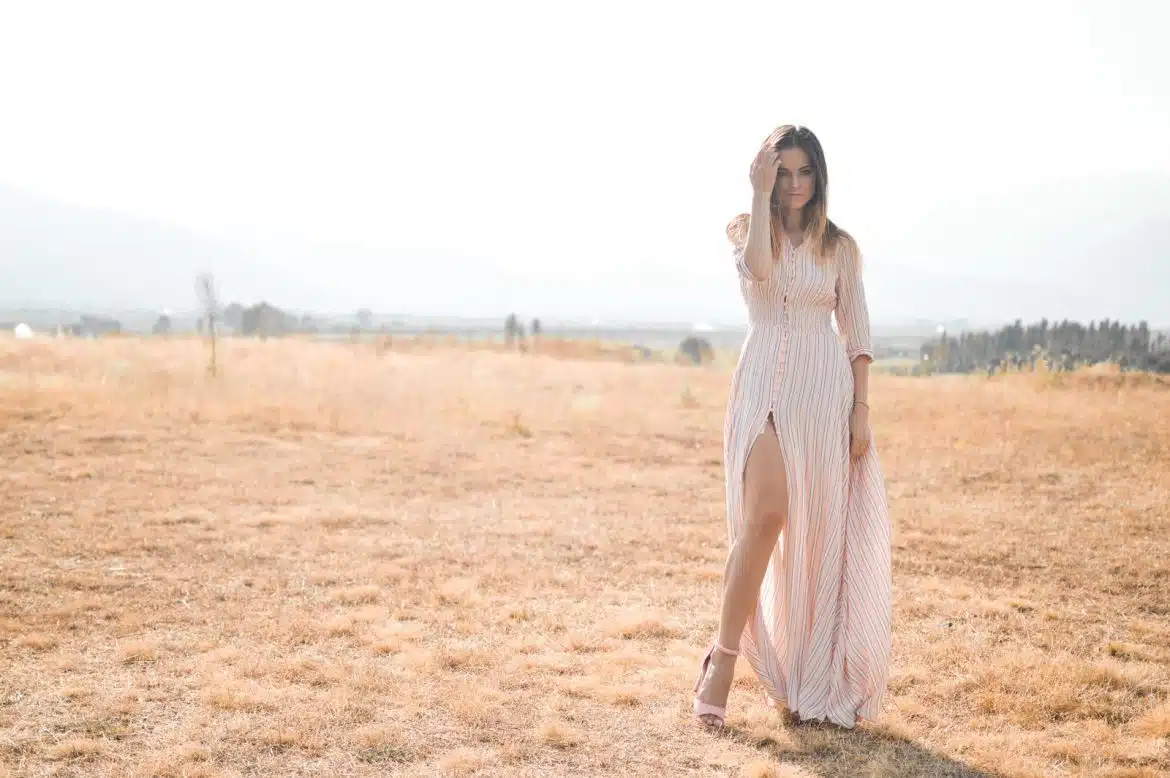 femme portant une robe longue